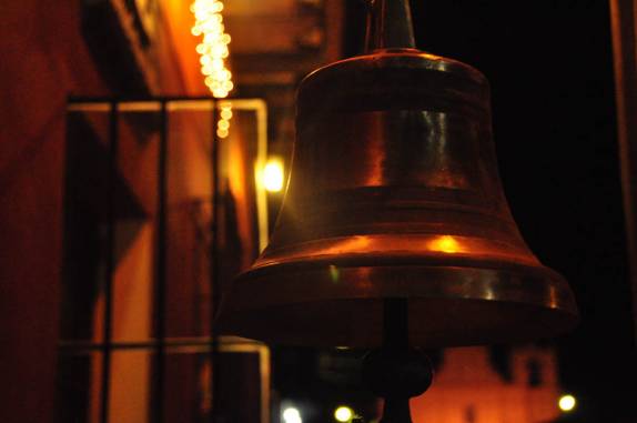 O sino para marcar os últimos segundos do ano, em Antigua, na Guatemala